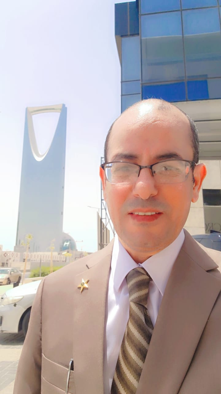 د. إبراهيم جلال فضلون — أمام برج المملكة — الرياض (Riyadh, KSA)