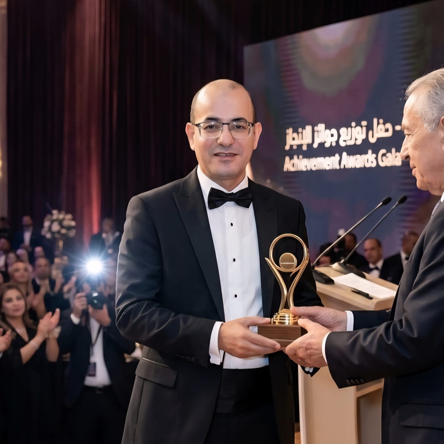 د. إبراهيم جلال فضلون — تسليم جائزة الإنجاز (Achievement Awards Gala — 2026)